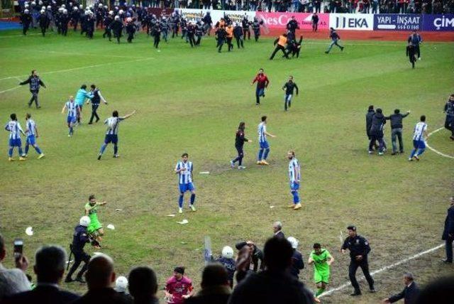 Berabere Biten B.b. Erzurumspor- Sakaryaspor Maçından Sonra Seyirci Sahaya Girdi