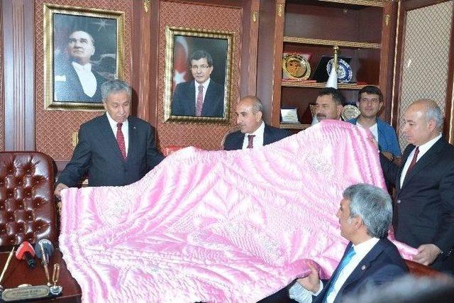 Başbakan Yardımcısı Arınç, Kilis Belediyesini Ziyaret Etti