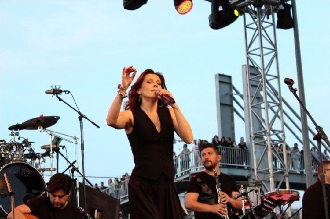 &Ccedil;anakkale&rsquo;de Funda Arar R&uuml;zgarı