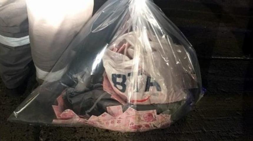 Para Torbası Patladı On Binler Aprona Sa&ccedil;ıldı