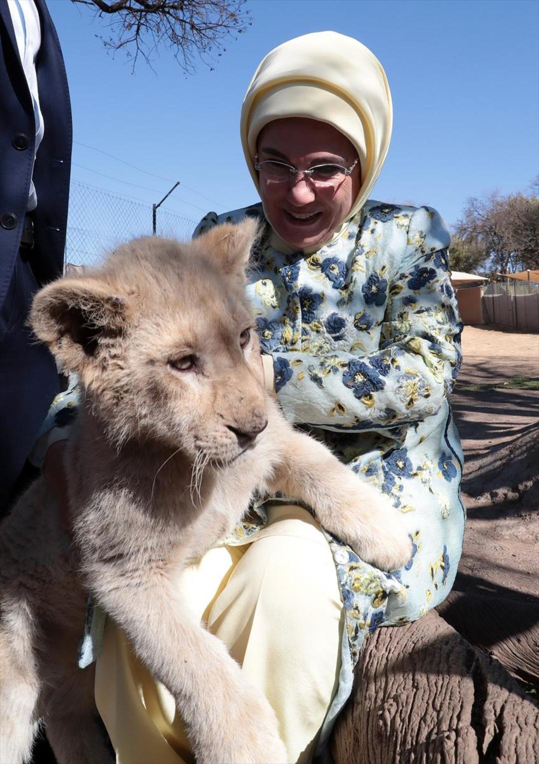 Emine Erdoğan G&uuml;ney Afrika'da Aslan Park'ı ziyaret etti 