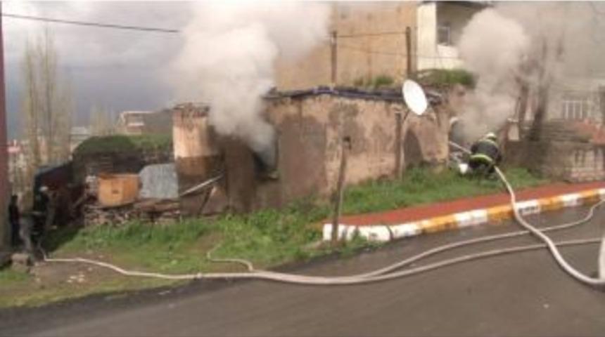 Yol Ortasında &Ouml;nce Bı&ccedil;aklandı Sonra Evi Kundaklandı