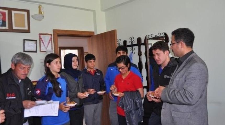 Eğitim Bir Sen&rsquo;den Şampiyon G&uuml;reş&ccedil;ilere Tatlı İkramı