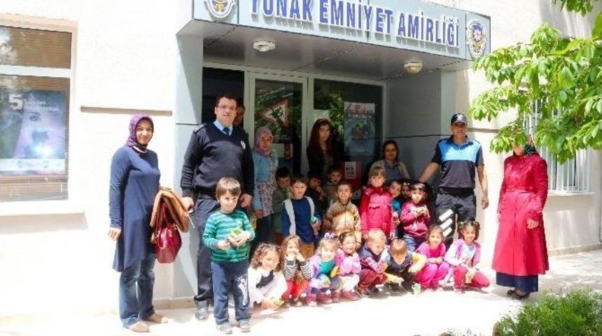 Minik &Ouml;ğrencilerden Yunak Emniyet Amirliğine Ziyaret