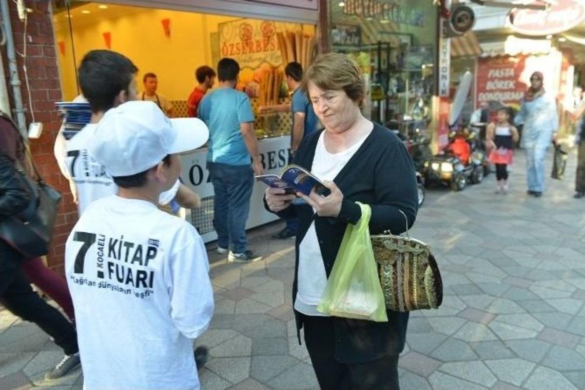 &Ouml;ğrenciler Vatandaşları Kitap Fuarına Davet Etti