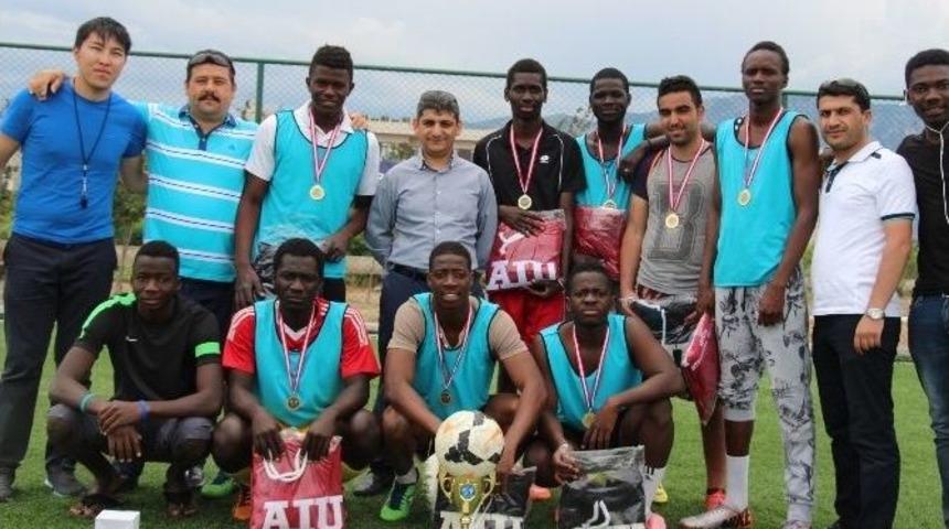 Uluslararası &Ouml;ğrenciler Halı Sahada Ter D&ouml;kt&uuml;