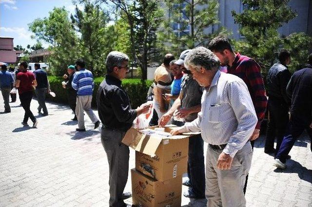 Karaman Belediyesi Kandil Simidi Dağıttı