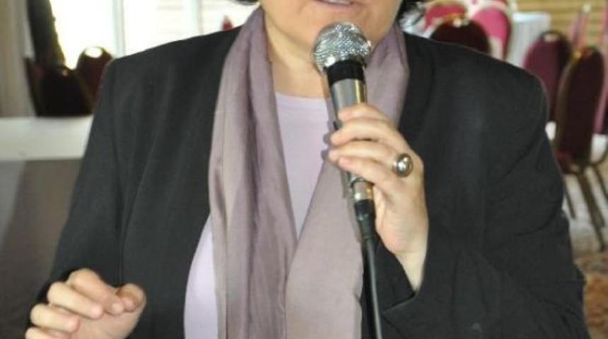 Chp Kadın Kolları Genel Başkanı Dokuzcan, İzmit'te Pişmaniye Dağıttı