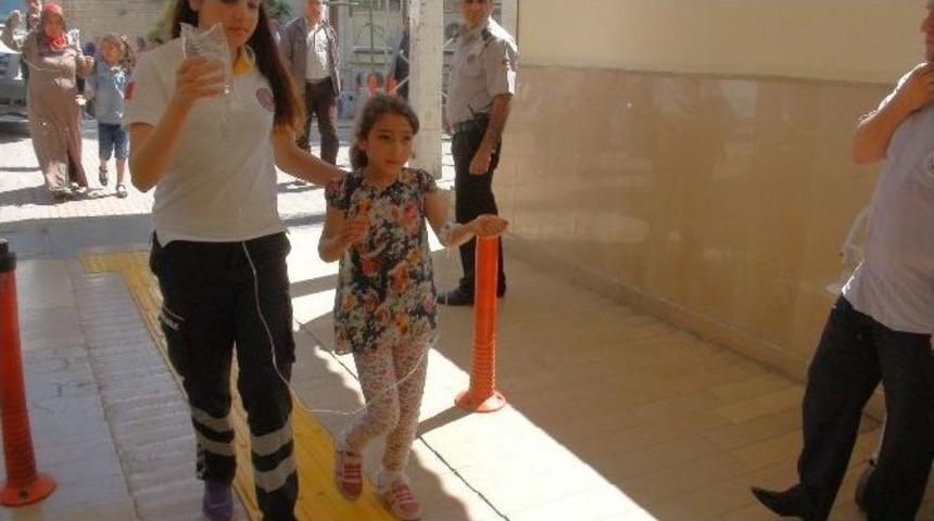 16 &Ouml;ğrenci Yedikleri Yaş Pastadan Zehirlendi