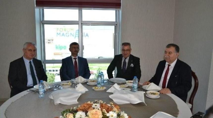 Vali Yardımsıcı Se&ccedil;ilmiş Ve İl Hukuk İşleri M&uuml;d&uuml;r&uuml; Tezel&rsquo;e Veda Yemeği