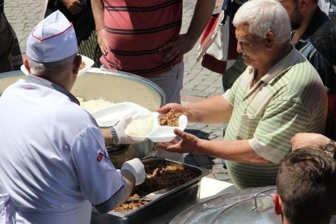 Edirne Vakıflar B&ouml;lge M&uuml;d&uuml;rl&uuml;ğ&uuml;&rsquo;nden Etli Pilav Ve Ayran İkramı
