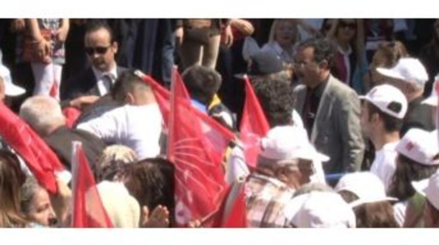 Chp Mitinginde Bayıldılar