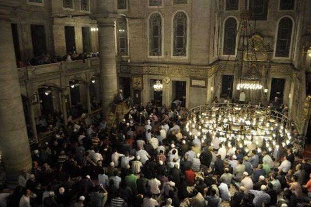 Miraç Kandili'nde Eyüp Sultan Camii'ne Akın Ettiler...