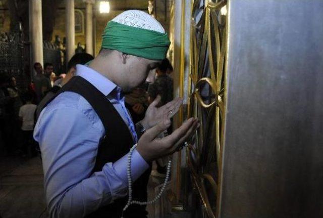 Miraç Kandili'nde Eyüp Sultan Camii'ne Akın Ettiler...