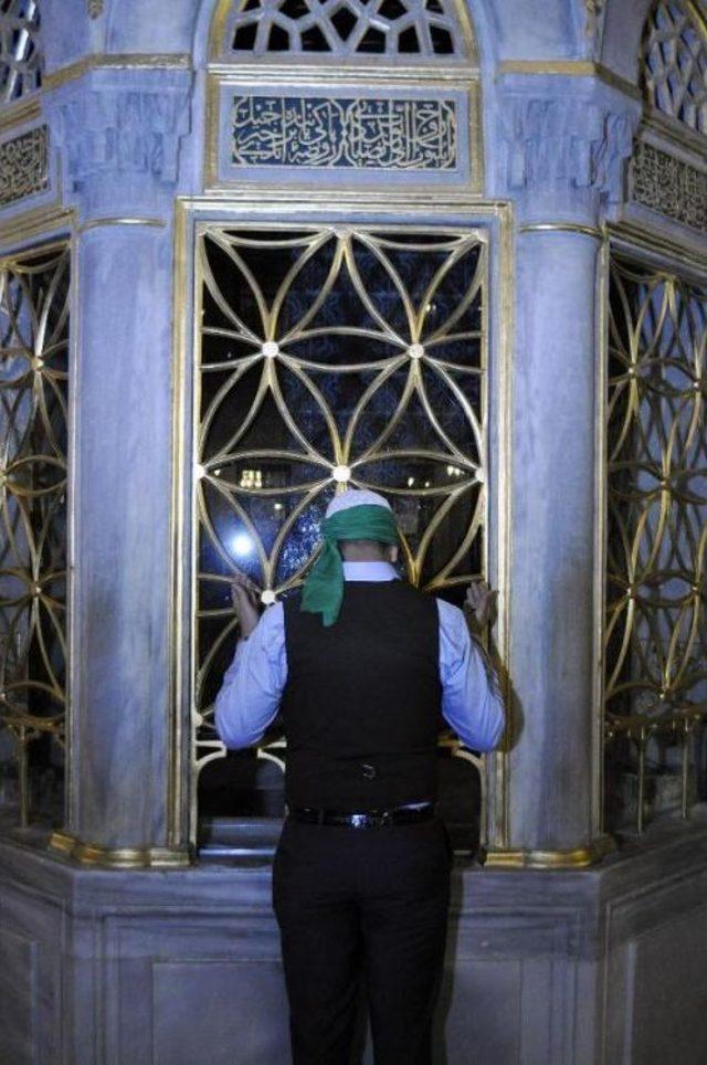 Miraç Kandili'nde Eyüp Sultan Camii'ne Akın Ettiler...