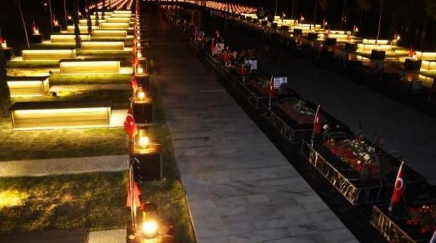 Madenci Şehitliğini Madenci Fenerleri Aydınlatıyor