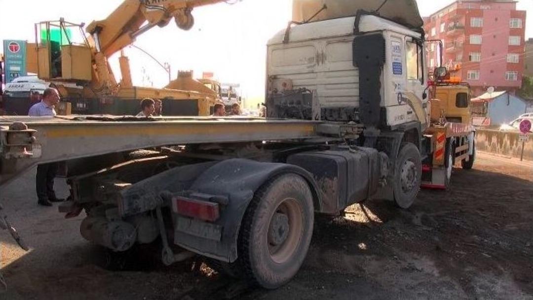 K&ouml;rfez&rsquo;de Tır Devrildi: 1 Yaralı