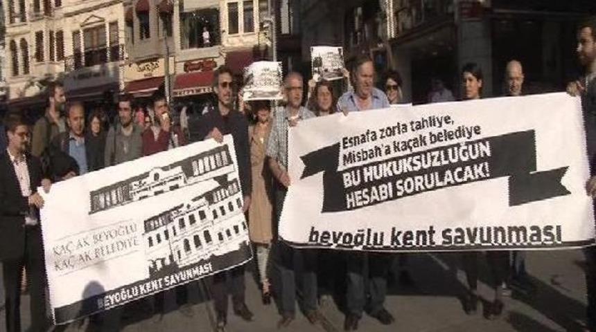 Tarihi Belediye Binasına "ka&ccedil;ak Kat" Iddiası I&ccedil;in Eylem...