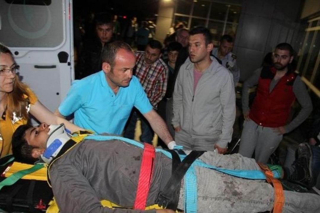 İki Otomobil Kafa Kafaya &Ccedil;arpıştı: 9 Yaralı