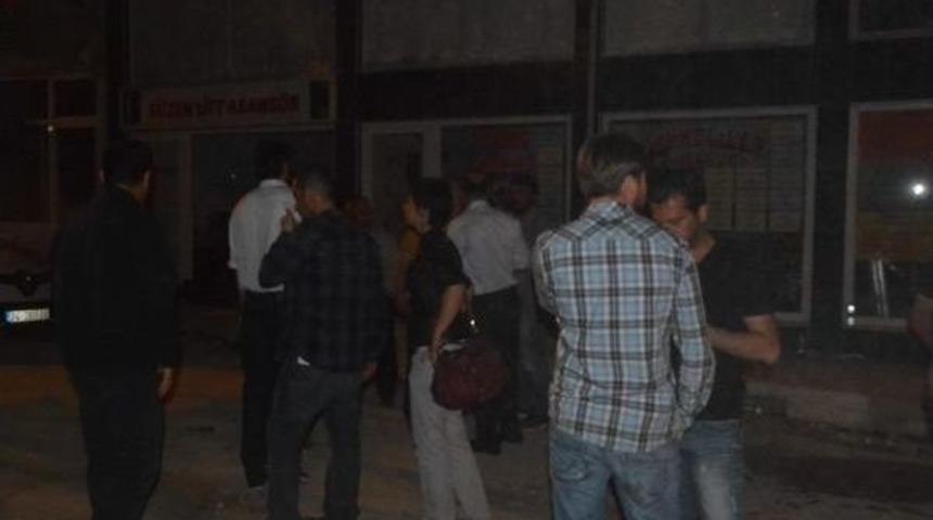 Saray&rsquo;Da Hdp'nin Se&ccedil;im B&uuml;rosu Taşlandı (2)