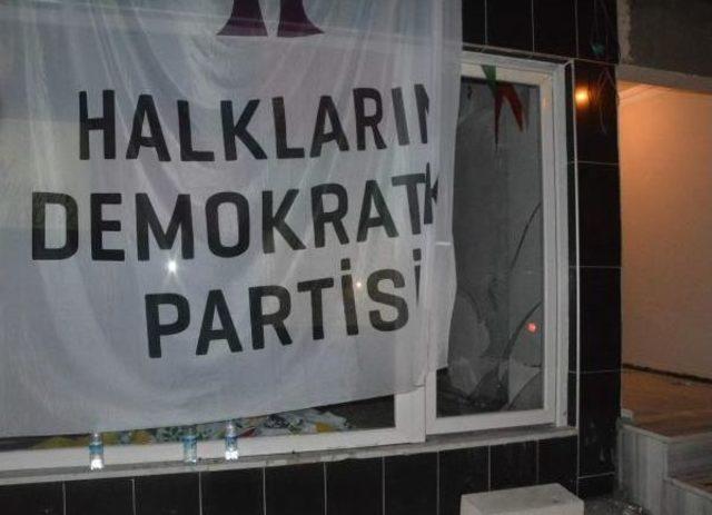 Saray’Da Hdp'nin Seçim Bürosu Taşlandı (2)