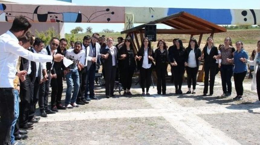 Rekt&ouml;r Ve &Ouml;ğrenciler 400 Fidanı Toprakla Buluşturdu