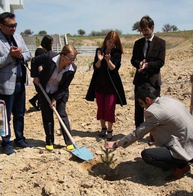 Rektör Ve Öğrenciler 400 Fidanı Toprakla Buluşturdu 1