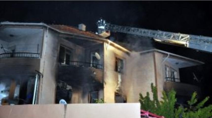 Doğalgazı A&ccedil;arak İntihar Etmek İstedi Evini Patlattı