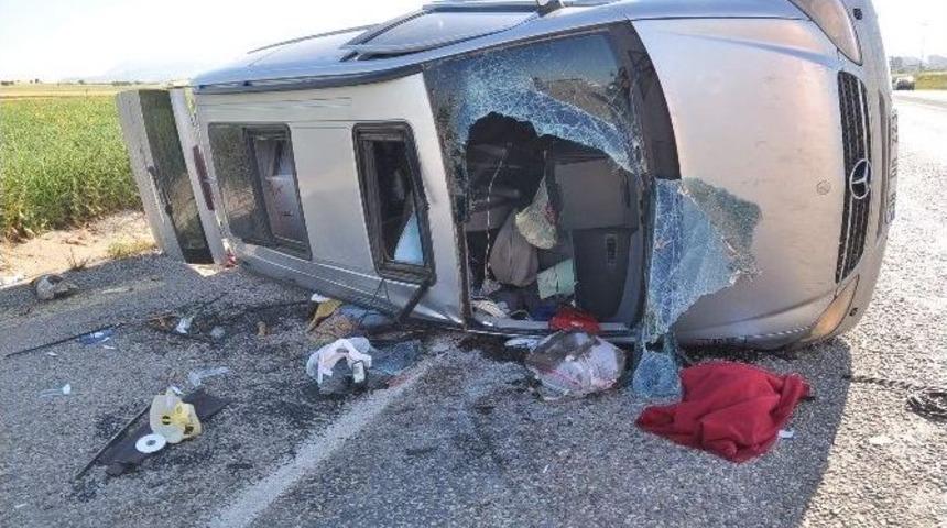 Tekeri Patlayan Minibüs Takla Attı: 12 Yaralı