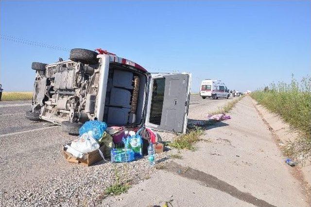 Tekeri Patlayan Minibüs Takla Attı: 12 Yaralı