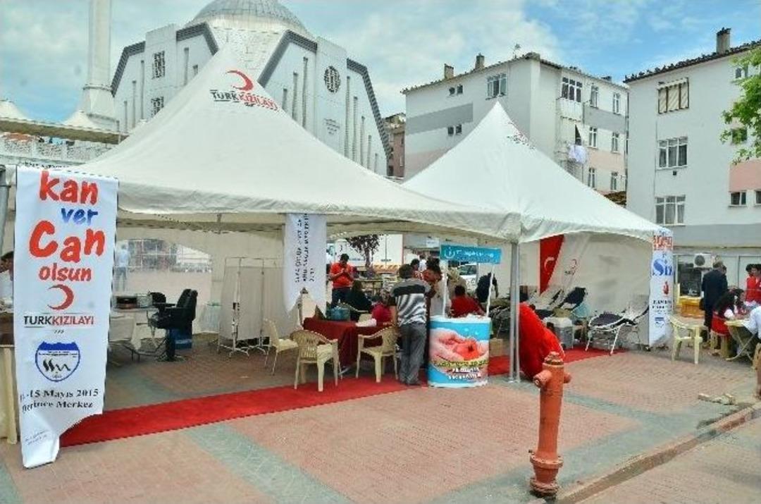 Derince&rsquo;de Kan Verene Bedava Tıraş S&uuml;rprizi