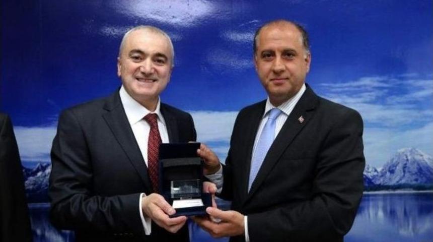 Vali &Ccedil;omaktekin&rsquo;den Orman İşletme M&uuml;d&uuml;r&uuml; Kotil&rsquo;e Başarı Belgesi