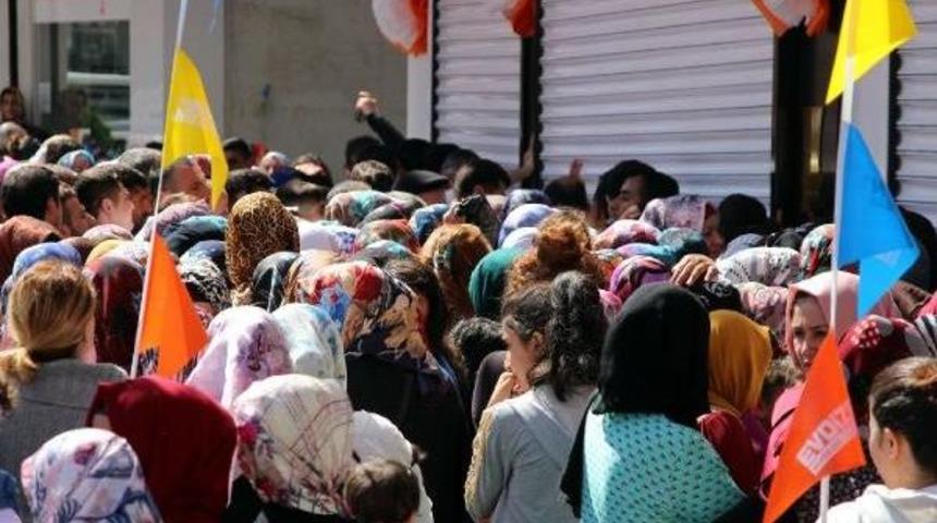 Avm &Ouml;n&uuml;nde A&ccedil;ılış G&uuml;n&uuml; Indirim Yoğunluğu