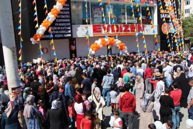 Avm Önünde Açılış Günü Indirim Yoğunluğu