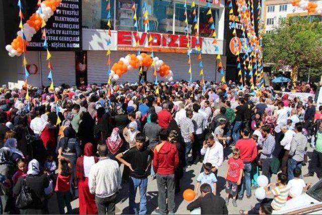 Avm Önünde Açılış Günü Indirim Yoğunluğu