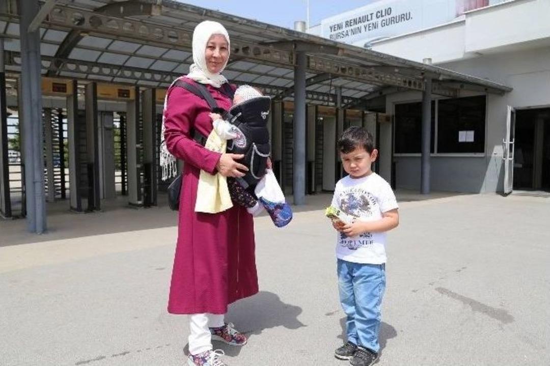 Otomobil Fabrikalarında Eylem Ailece S&uuml;r&uuml;yor...