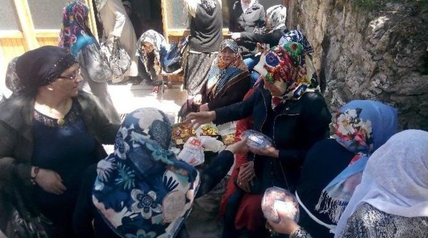 Ak Parti&rsquo;li Hanımlar Seyyid Nureddin Efendi&rsquo;nin Kabrini Ziyaret Etti