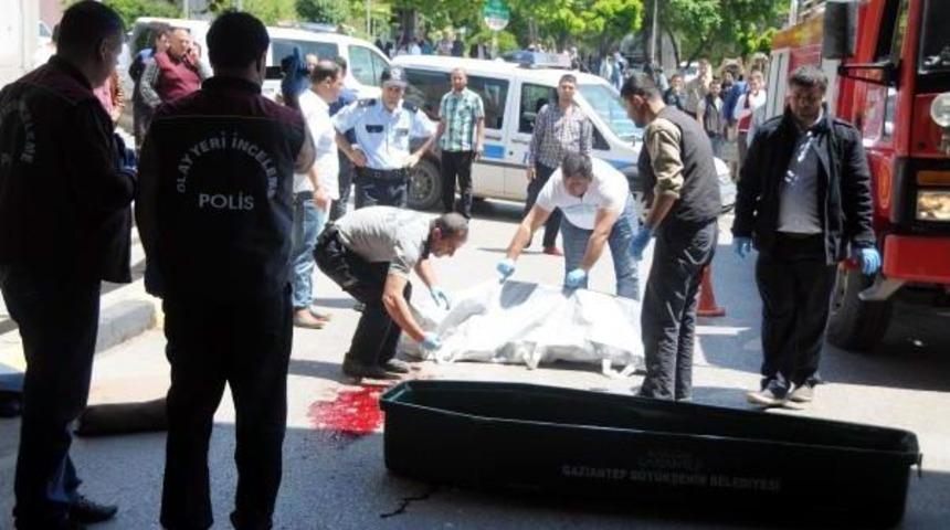 Kamyonun &Uuml;zerinden Ge&ccedil;tiği Bisikletli &Ouml;ld&uuml;