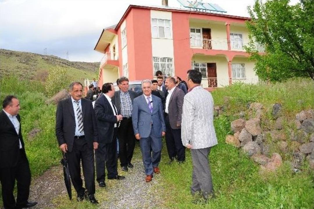 Gecenin Karanlığına Kadar Kapı Kapı Dolaşan Prof. Dr. &Ccedil;aha: