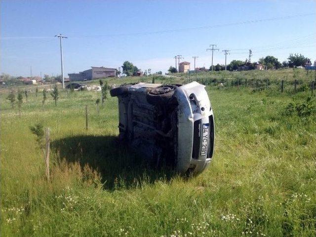 Yola &Ccedil;ıkan K&ouml;pek Otomobile Takla Attırdı: 2 Yaralı 1
