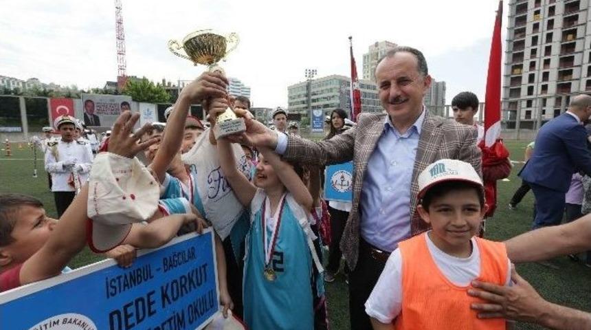 Başarılı &Ouml;ğrencilerin Madalya Sevinci