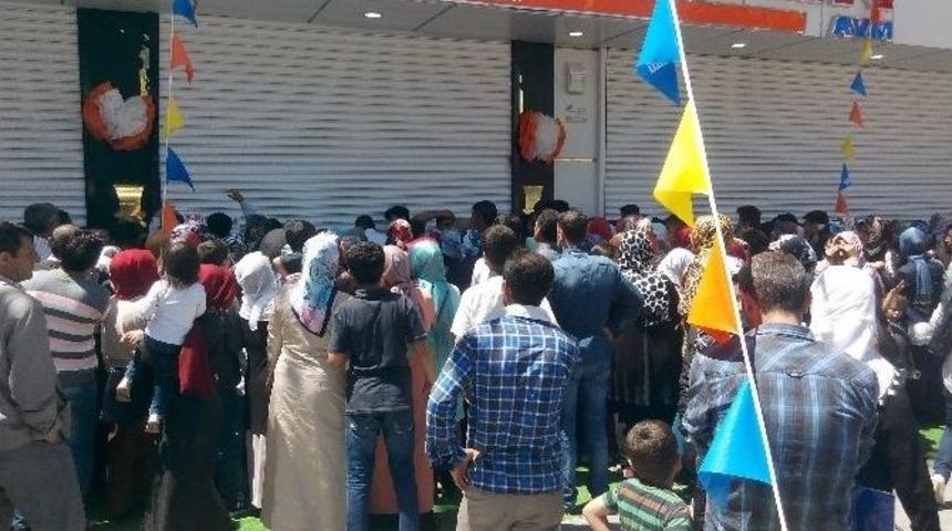 Vatandaşlar &Ouml;zel İndirimden Dolayı Yeni A&ccedil;ılan Mağazaya Akın Etti
