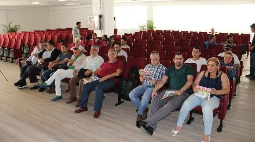 Başkan Gecikince Gazeteciler Toplantıyı Terk Etti