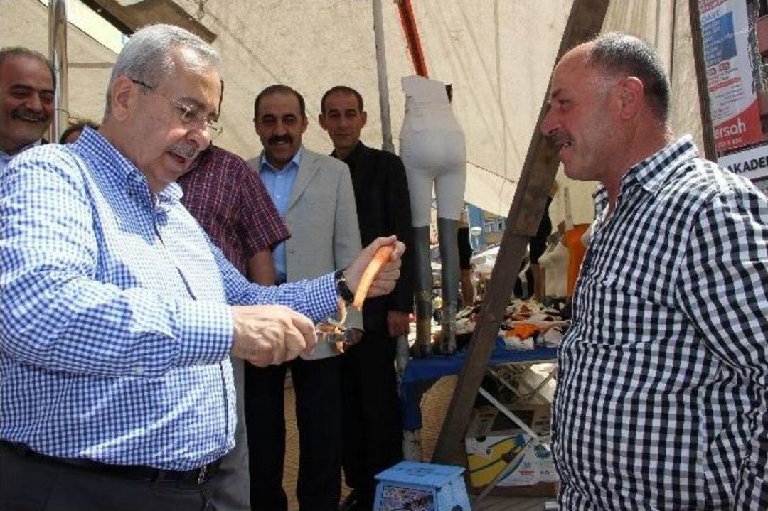 Zeki &Ccedil;akan Terakki Mahallesi Esnafını Gezdi