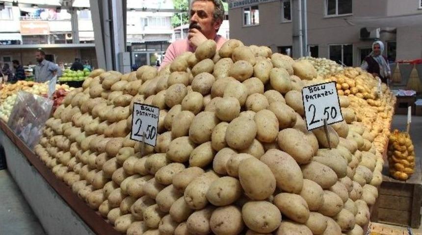 Halk Pazarında Fiyatlar D&uuml;şt&uuml;; Satıcının Da Vatandaşın Da Y&uuml;z&uuml; G&uuml;ld&uuml;