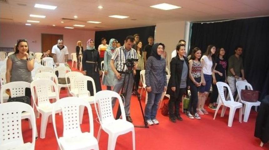 Yrd. Do&ccedil;. Dr. Davut İbrahimoğlu, &ldquo;g&uuml;nde Sekiz Dakika G&uuml;l&uuml;n&rdquo;