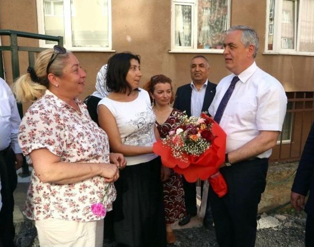 Başkan Aydın&rsquo;a &Ccedil;i&ccedil;eklerle Teşekk&uuml;r S&uuml;rprizi