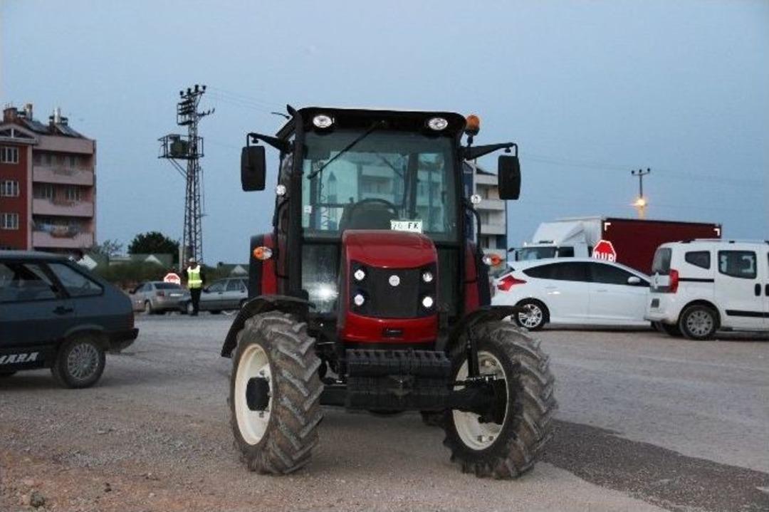 Kavak Y&uuml;kl&uuml; Kamyon Trakt&ouml;re &Ccedil;arptı: 1 &Ouml;l&uuml;, 3 Yaralı