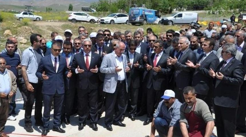 Tunceli&rsquo;de 12 Milyonluk Feribotlar T&ouml;renle Suya İndirildi