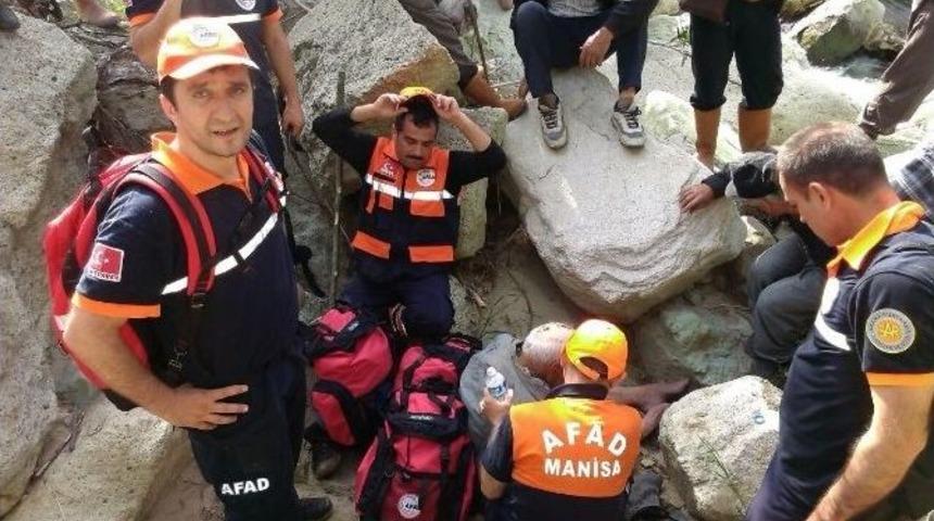 İki G&uuml;n Boyunca Başı Kayalara Sıkışmış Halde Kaldı